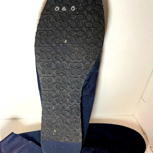 I am selling Coach shoes that a gently used. Size 7.5 woman’s shoes. - Picture 4 of 5